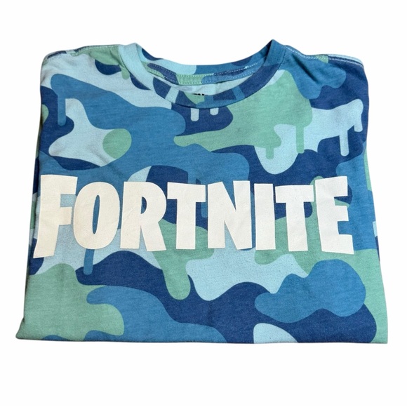 10/$25🦋 Fortnite Blue & Green Camo Short Sleeve Graphic Tee - Size Large (10-12) - Picture 3 of 4